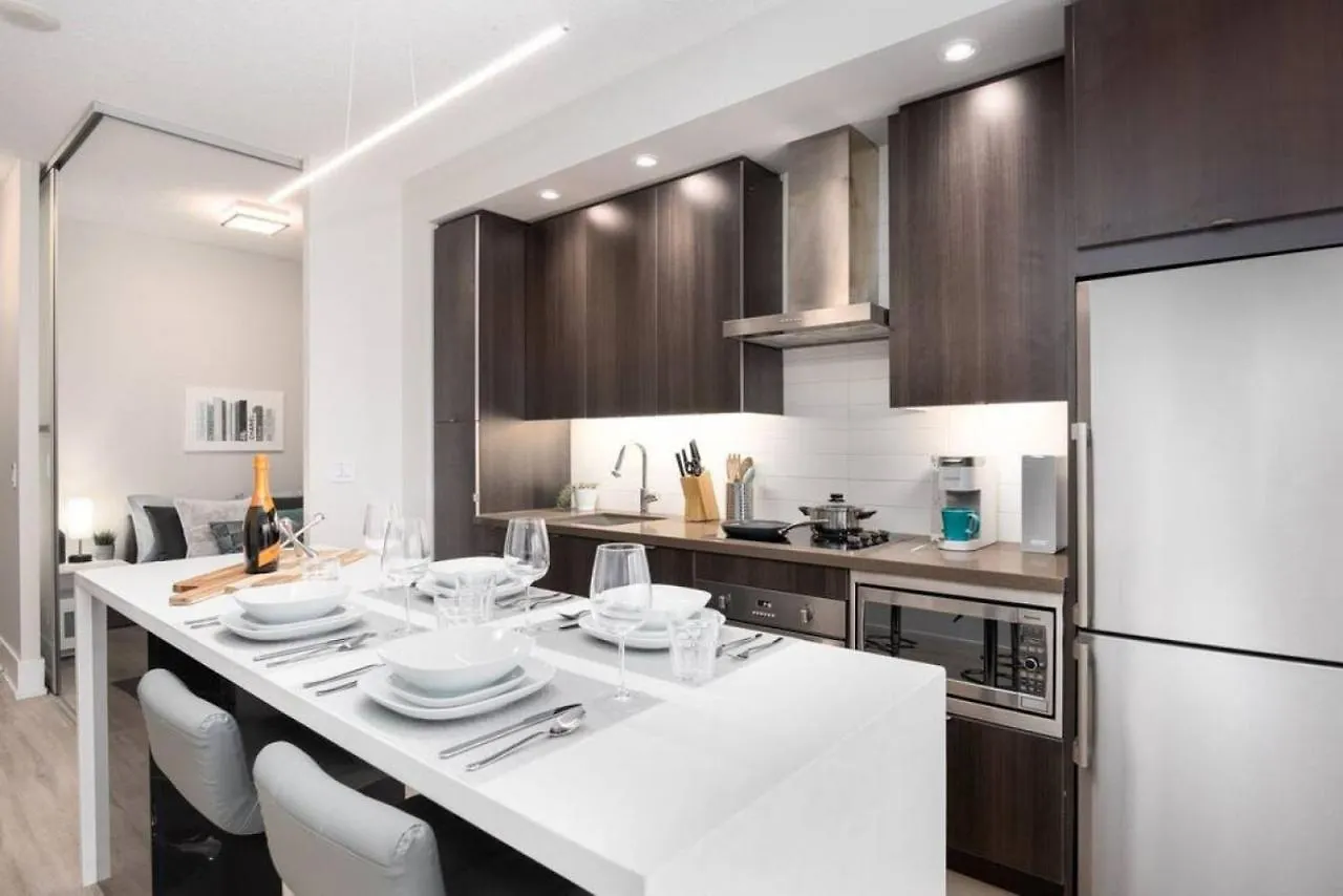 Luxury Cn Tower View King Bed Balcony Free Park Villa Toronto Holiday home