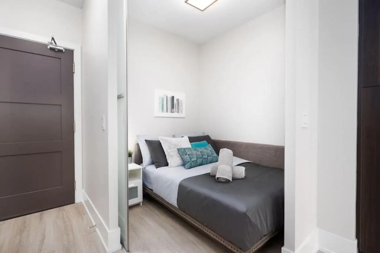 Holiday home Luxury Cn Tower View King Bed Balcony Free Park Villa Toronto Canada
